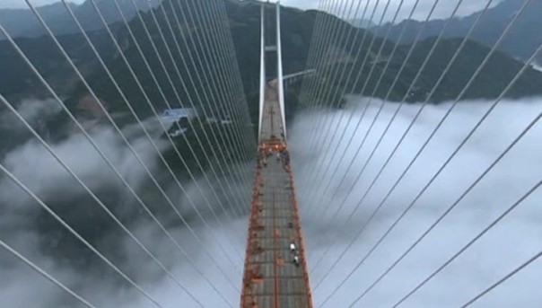 Китай бьёт рекорды: достроен самый высокий в мире вантовый мост
