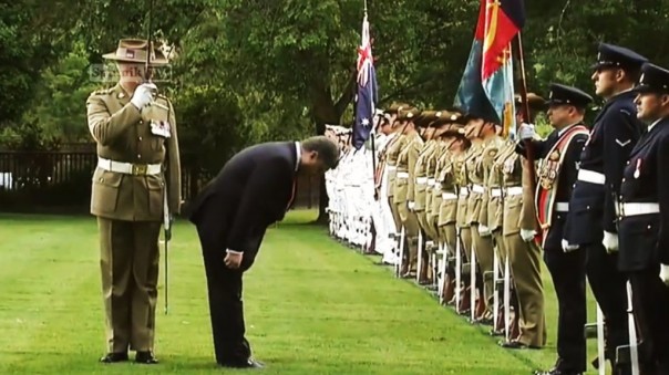 В Etiquette school Марине Порошенко рекомендуют следить за ужасными костюмами и плохими манерами мужа В Etiquette school Марине Порошенко рекомендуют следить за ужасными костюмами и плохими манерами мужа