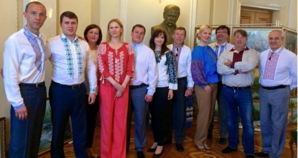 В Etiquette school Марине Порошенко рекомендуют следить за ужасными костюмами и плохими манерами мужа В Etiquette school Марине Порошенко рекомендуют следить за ужасными костюмами и плохими манерами мужа