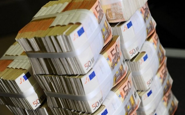 Вместо кредитов страна ЕС присваивает деньги, украденные из украинской казны