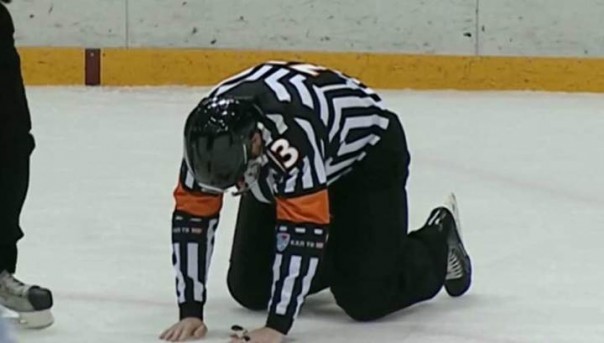 Чешский судья умер на площадке от удара шайбой