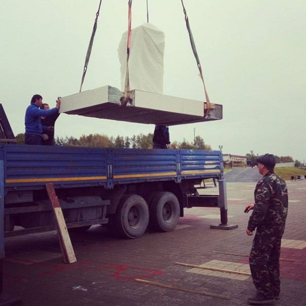 В Сургуте общественники установили бюст Сталина В Сургуте общественники установили бюст Сталина