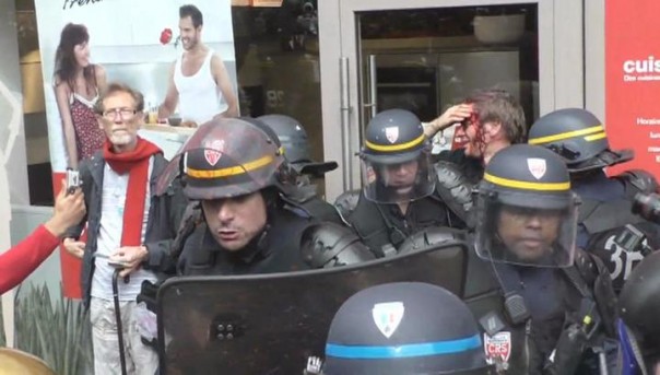 Париж затянуло дымом: митинг профсоюзов обернулся беспорядками