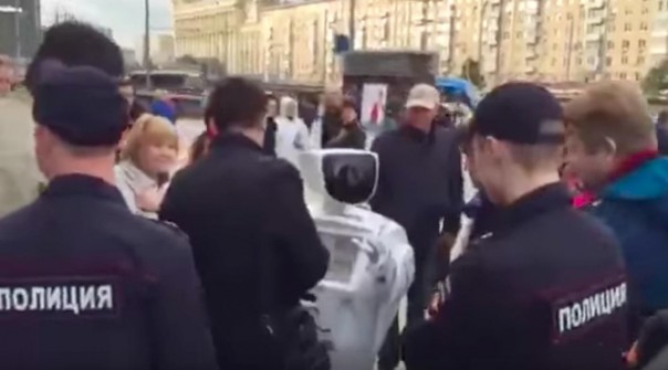 В Москве полицейские задержали робота за предвыборную агитацию