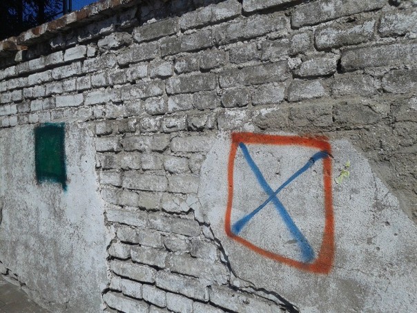 "Патриоты" паникуют: центр Мариуполя разрисован флагами Новороссии "Патриоты" паникуют: центр Мариуполя разрисован флагами Новороссии