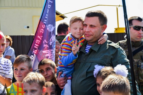 Глава ДНР вручил новым хозяевам ключи от 18 домов, построенных взамен разрушенных в ходе боев