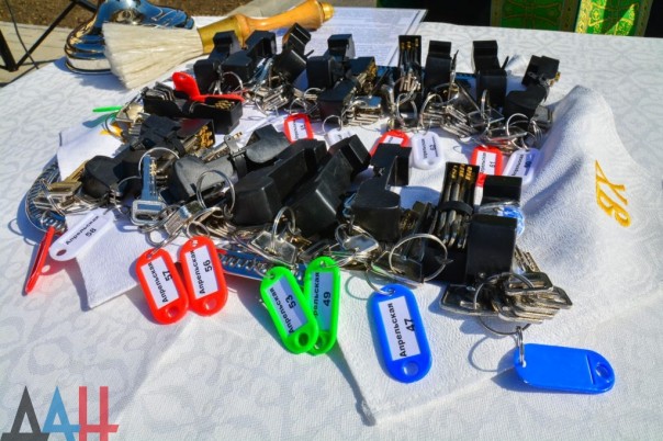 Глава ДНР вручил новым хозяевам ключи от 18 домов, построенных взамен разрушенных в ходе боев