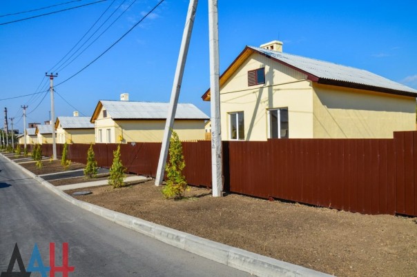 Глава ДНР вручил новым хозяевам ключи от 18 домов, построенных взамен разрушенных в ходе боев