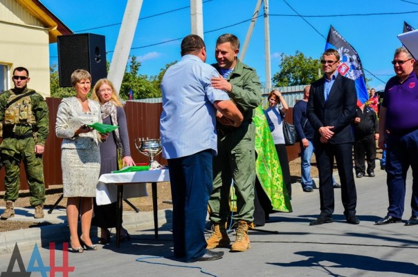 Глава ДНР вручил новым хозяевам ключи от 18 домов, построенных взамен разрушенных в ходе боев