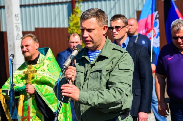 Глава ДНР вручил новым хозяевам ключи от 18 домов, построенных взамен разрушенных в ходе боев