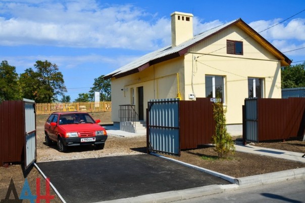 Глава ДНР вручил новым хозяевам ключи от 18 домов, построенных взамен разрушенных в ходе боев