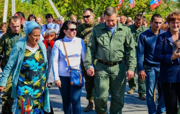 Глава ДНР вручил новым хозяевам ключи от 18 домов, построенных взамен разрушенных в ходе боев