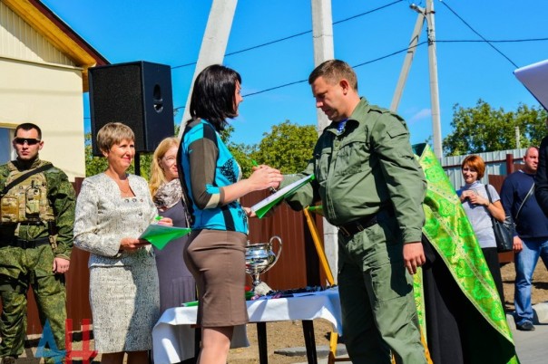 Глава ДНР вручил новым хозяевам ключи от 18 домов, построенных взамен разрушенных в ходе боев