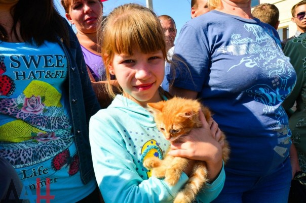 Глава ДНР вручил новым хозяевам ключи от 18 домов, построенных взамен разрушенных в ходе боев