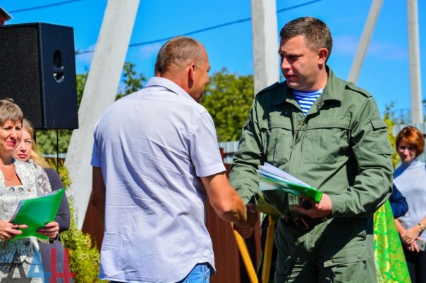 Глава ДНР вручил новым хозяевам ключи от 18 домов, построенных взамен разрушенных в ходе боев