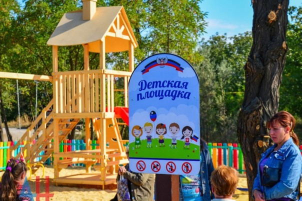 Глава ДНР вручил новым хозяевам ключи от 18 домов, построенных взамен разрушенных в ходе боев