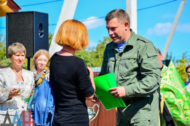 Глава ДНР вручил новым хозяевам ключи от 18 домов, построенных взамен разрушенных в ходе боев