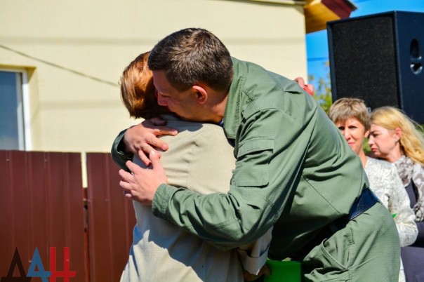 Глава ДНР вручил новым хозяевам ключи от 18 домов, построенных взамен разрушенных в ходе боев