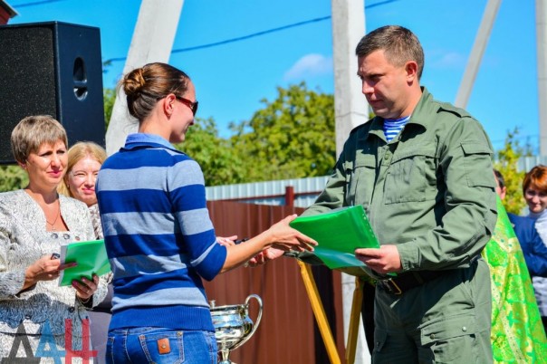 Глава ДНР вручил новым хозяевам ключи от 18 домов, построенных взамен разрушенных в ходе боев