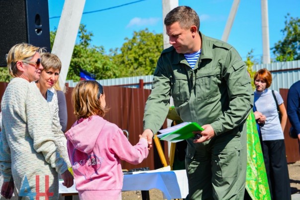 Глава ДНР вручил новым хозяевам ключи от 18 домов, построенных взамен разрушенных в ходе боев