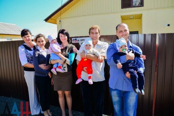 Глава ДНР вручил новым хозяевам ключи от 18 домов, построенных взамен разрушенных в ходе боев