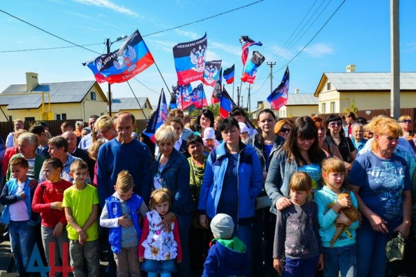 Глава ДНР вручил новым хозяевам ключи от 18 домов, построенных взамен разрушенных в ходе боев