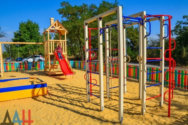 Глава ДНР вручил новым хозяевам ключи от 18 домов, построенных взамен разрушенных в ходе боев