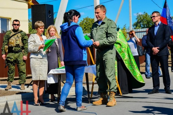 Глава ДНР вручил новым хозяевам ключи от 18 домов, построенных взамен разрушенных в ходе боев