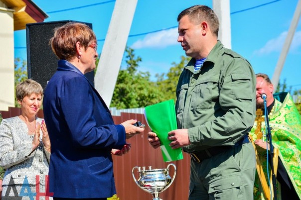 Глава ДНР вручил новым хозяевам ключи от 18 домов, построенных взамен разрушенных в ходе боев