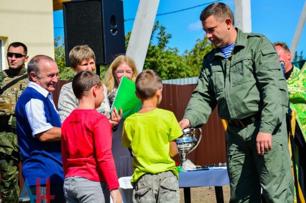 Глава ДНР вручил новым хозяевам ключи от 18 домов, построенных взамен разрушенных в ходе боев