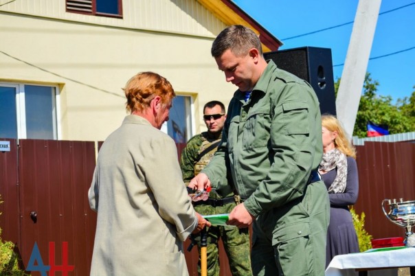 Глава ДНР вручил новым хозяевам ключи от 18 домов, построенных взамен разрушенных в ходе боев