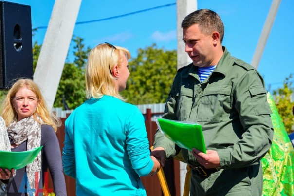 Глава ДНР вручил новым хозяевам ключи от 18 домов, построенных взамен разрушенных в ходе боев