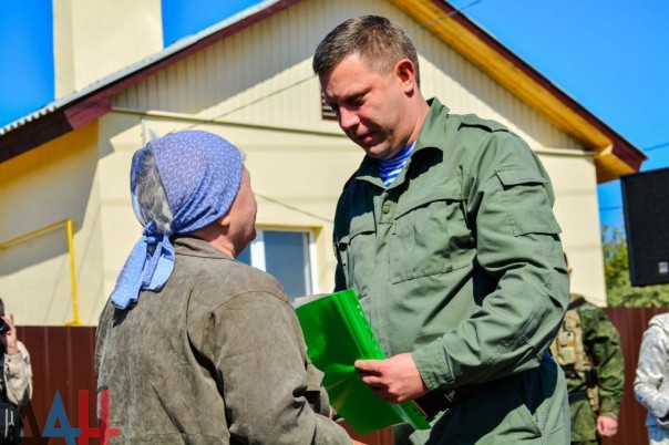 Глава ДНР вручил новым хозяевам ключи от 18 домов, построенных взамен разрушенных в ходе боев