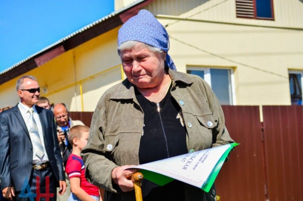 Глава ДНР вручил новым хозяевам ключи от 18 домов, построенных взамен разрушенных в ходе боев