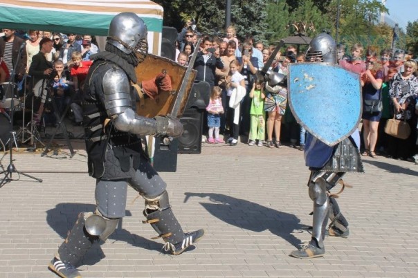 Кузнецы ДНР установили в центре Донецка трехметровый меч, выкованный из фрагментов гильз и снарядов Кузнецы ДНР установили в центре Донецка трехметровый меч, выкованный из фрагментов гильз и снарядов