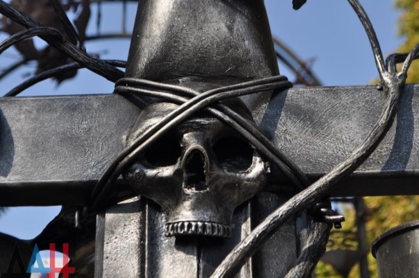 Кузнецы ДНР установили в центре Донецка трехметровый меч, выкованный из фрагментов гильз и снарядов Кузнецы ДНР установили в центре Донецка трехметровый меч, выкованный из фрагментов гильз и снарядов