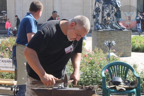 Кузнецы ДНР установили в центре Донецка трехметровый меч, выкованный из фрагментов гильз и снарядов Кузнецы ДНР установили в центре Донецка трехметровый меч, выкованный из фрагментов гильз и снарядов