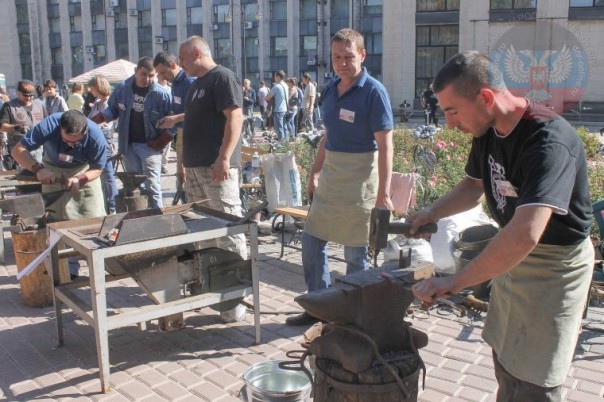 Кузнецы ДНР установили в центре Донецка трехметровый меч, выкованный из фрагментов гильз и снарядов Кузнецы ДНР установили в центре Донецка трехметровый меч, выкованный из фрагментов гильз и снарядов