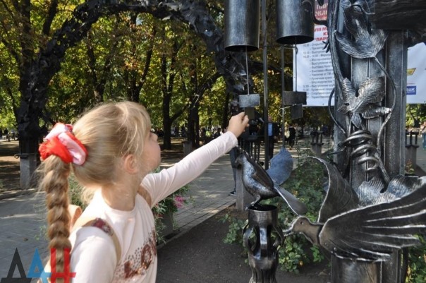 Кузнецы ДНР установили в центре Донецка трехметровый меч, выкованный из фрагментов гильз и снарядов Кузнецы ДНР установили в центре Донецка трехметровый меч, выкованный из фрагментов гильз и снарядов