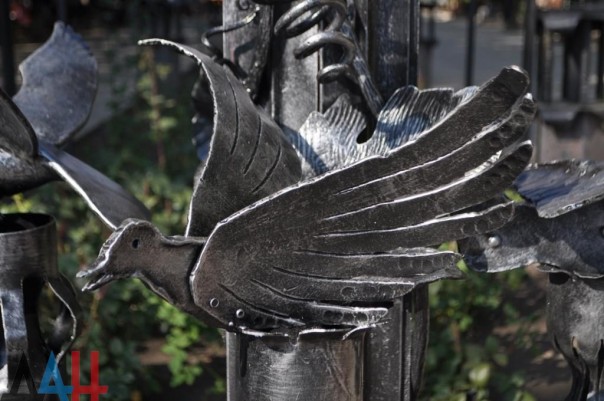 Кузнецы ДНР установили в центре Донецка трехметровый меч, выкованный из фрагментов гильз и снарядов Кузнецы ДНР установили в центре Донецка трехметровый меч, выкованный из фрагментов гильз и снарядов