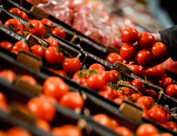 Голодные бунты: На Украине захватили супермаркет и ресторан ради еды