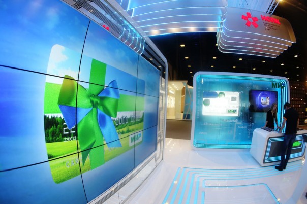 Бюджетников заставят пользоваться картой «Мир»