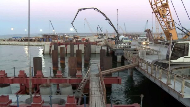 Киностудия "МосТфильм" представляет: Первая опора Крымского моста почти готова