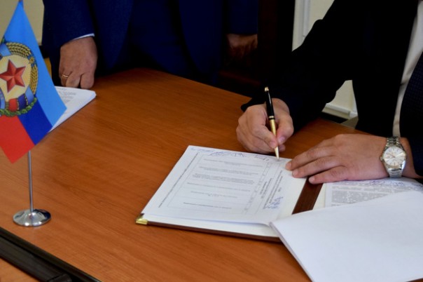 Глава ЛНР подписал соглашение о разведении сил в Донбассе Глава ЛНР подписал соглашение о разведении сил в Донбассе