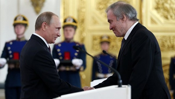 В Екатерининском зале Кремля Владимир Путин вручил государственные награды. В Екатерининском зале Кремля Владимир Путин вручил государственные награды.