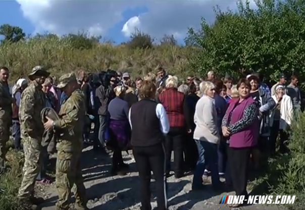 Под Мариуполем местные жители вышли на митинг против минирования побережья