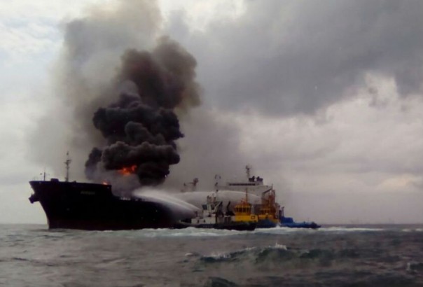 В Мексике объявлена угроза разлива 1 млн литров нефти с горящего танкера