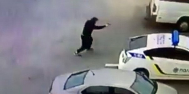 Появилось видео расстрела бойцом батальона МВД "Торнадо" экипажа полиции в Днепре