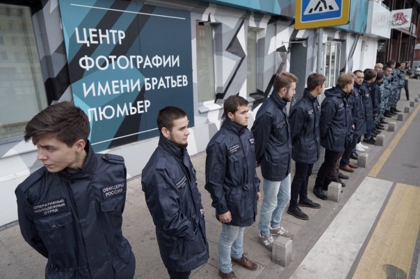 Скандальную фотовыставку с портретами голых девочек закрыли, работы "вдохновителя педофилов" облили мочой