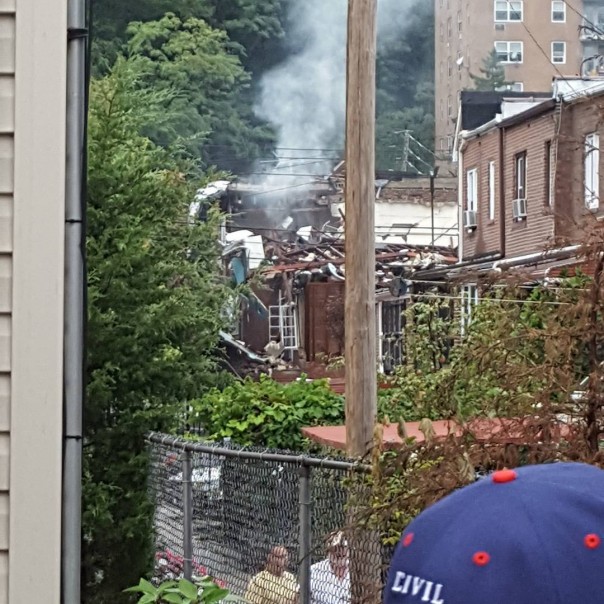 Мощный взрыв в Нью-Йорке уничтожил жилой дом